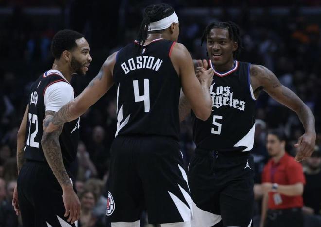 江苏排球全胜：U20男排击败强大山东进决赛！U18U20成年队都取胜（江苏排球全线告捷：U20男排力克劲旅山东闯入决赛，U18与成年队同日获胜）