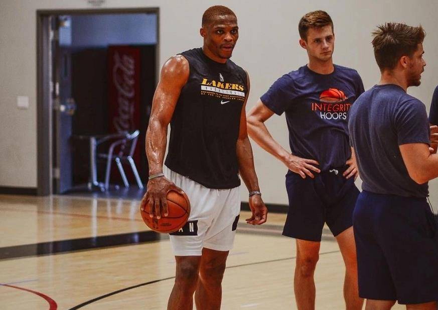 1球3助，梅西赛后晒图：全队踢了一场精彩的比赛（梅西1射3传赛后晒照：球队奉献精彩一战）